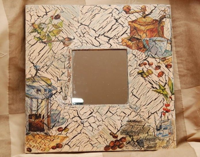 specchio in una cornice utilizzando il decoupage tecnica