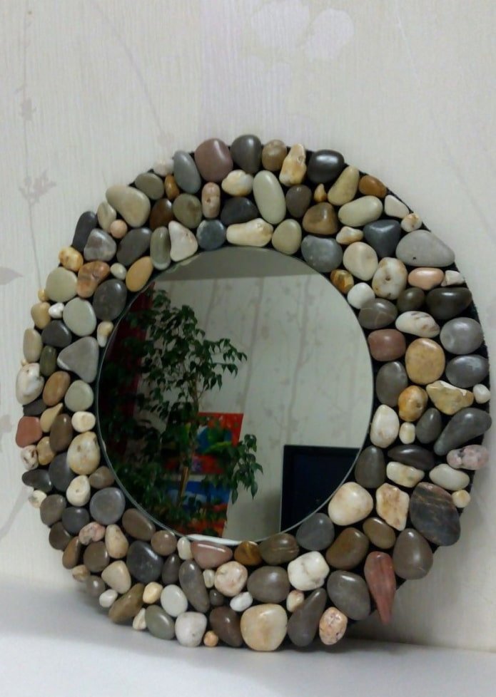 specchio decorato con pietre