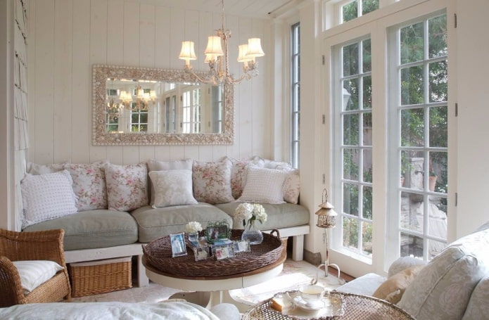 decorazione a specchio in stile provenzale