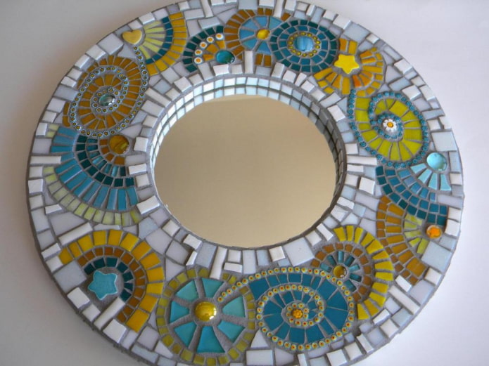 specchio decorato con vetro rotto