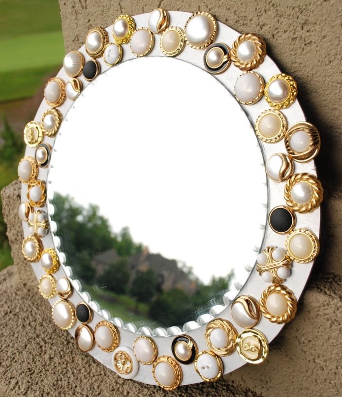 specchio decorato con bottoni