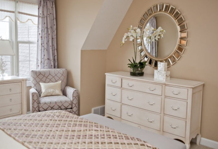 decorazione a specchio in camera da letto
