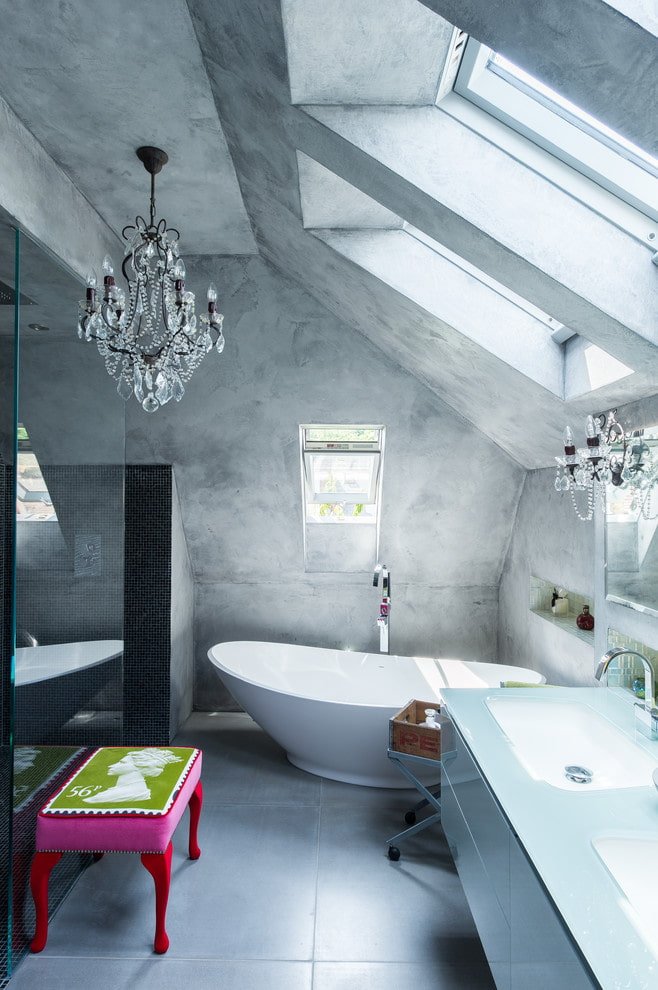 intonaco sul soffitto nell'interno del bagno