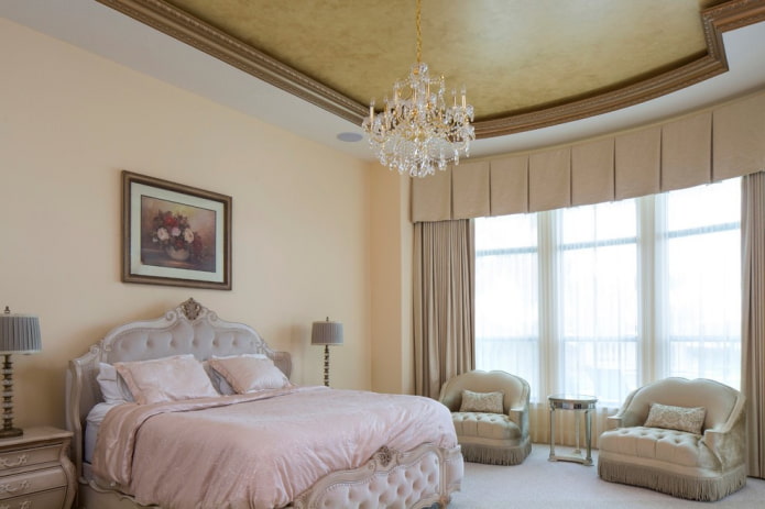 intonaco sul soffitto nell'interno della camera da letto