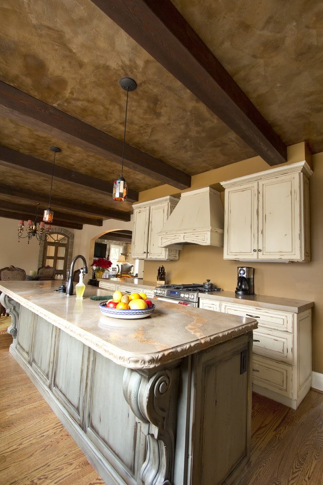intonaco sul soffitto nell'interno della cucina