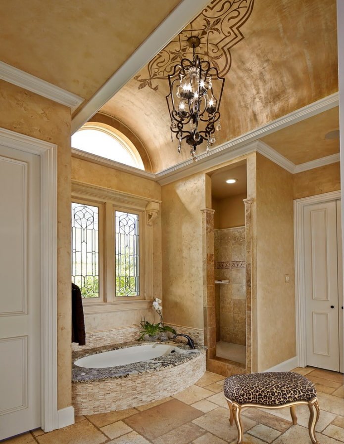 intonaco sul soffitto nell'interno del bagno