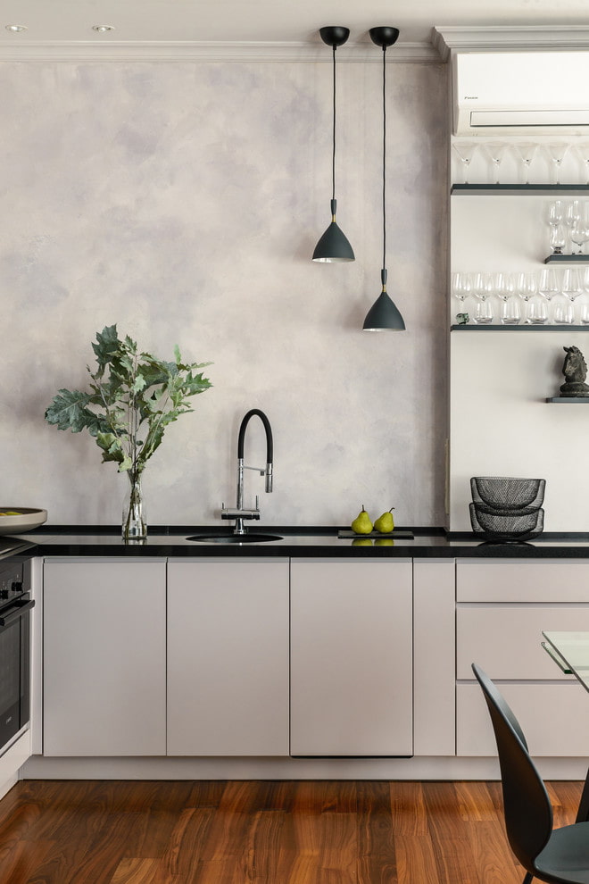 intonaco grigio nell'interno della cucina