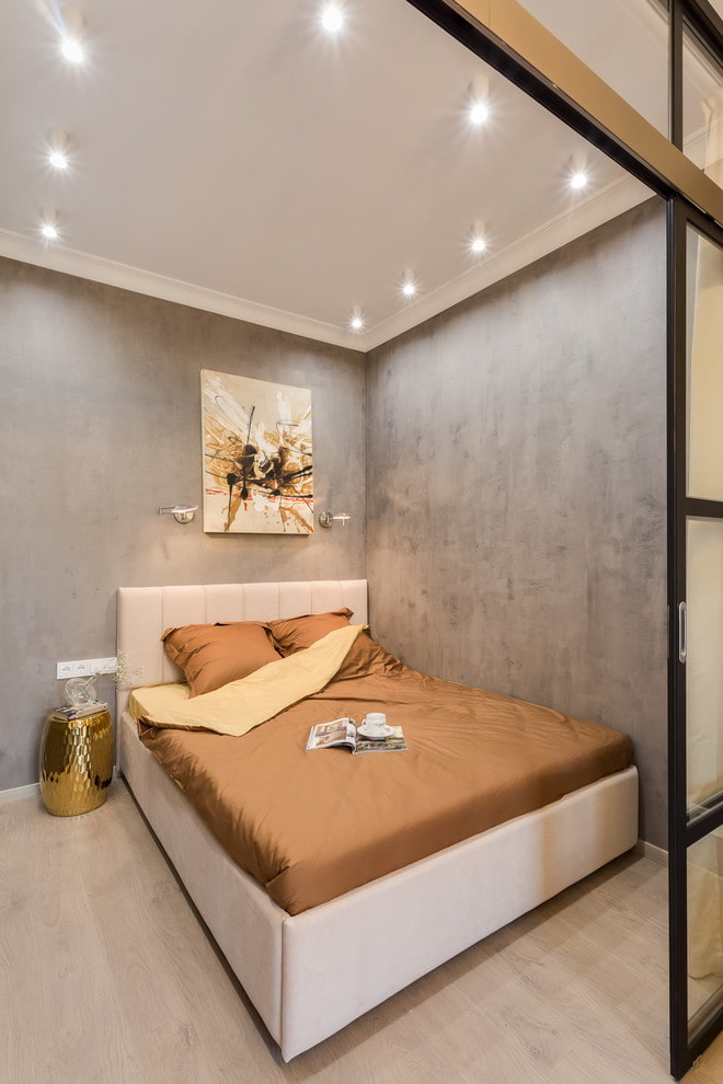 intonaco grigio nell'interno della camera da letto