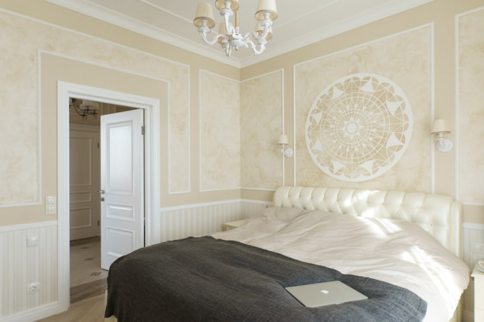 intonaco beige nell'interno della camera da letto