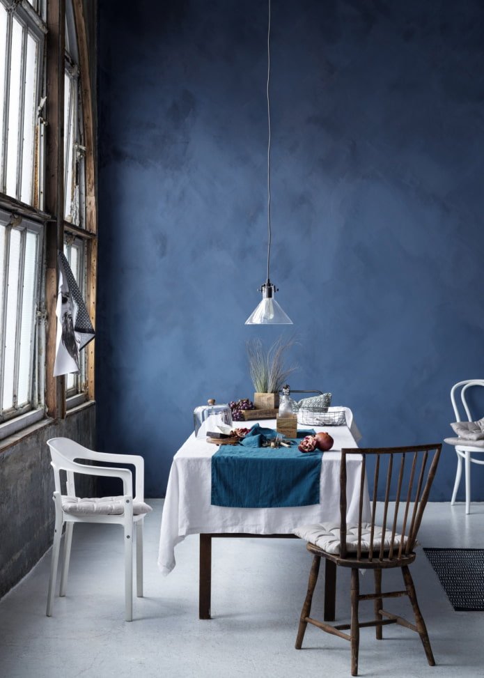 intonaco blu all'interno della sala da pranzo