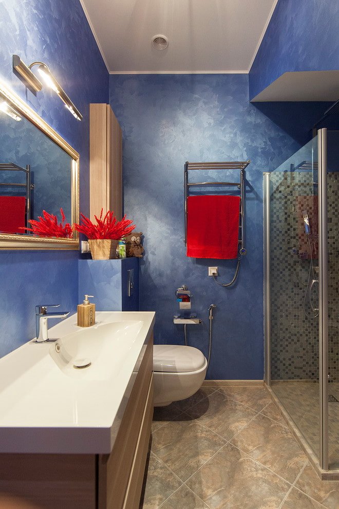intonaco blu all'interno del bagno