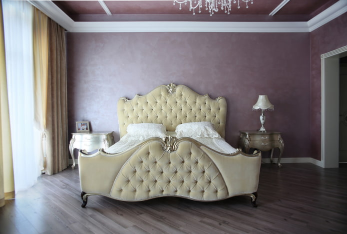intonaco viola nell'interno della camera da letto