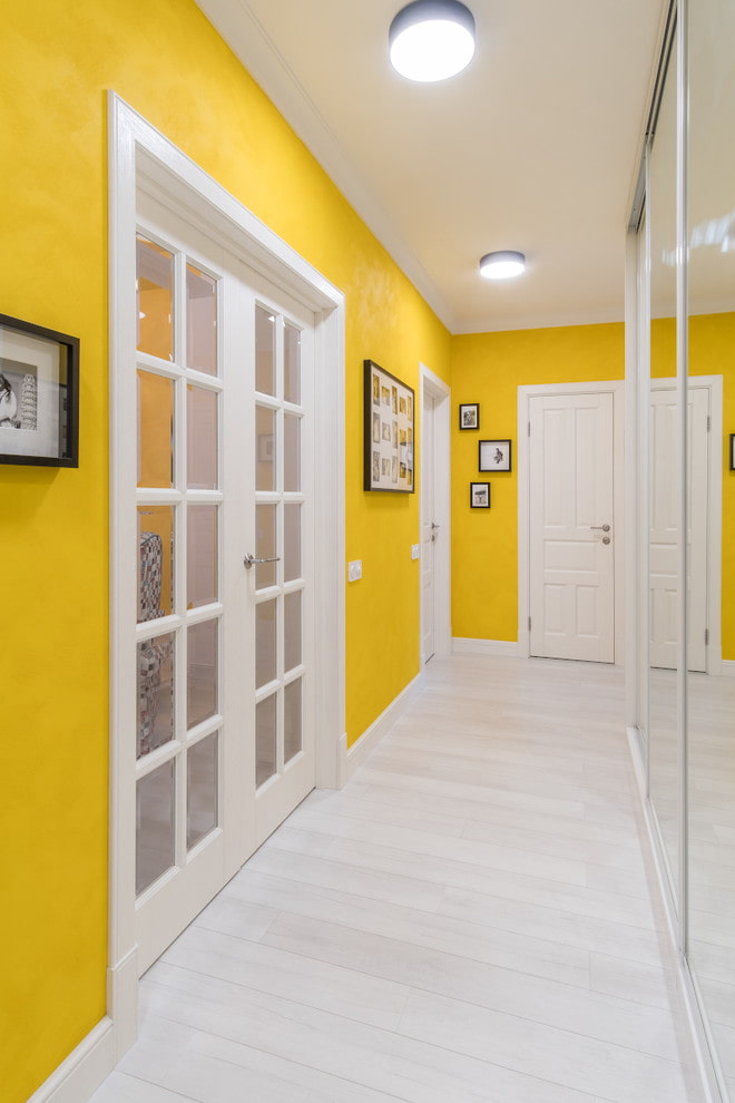 intonaco giallo all'interno del corridoio