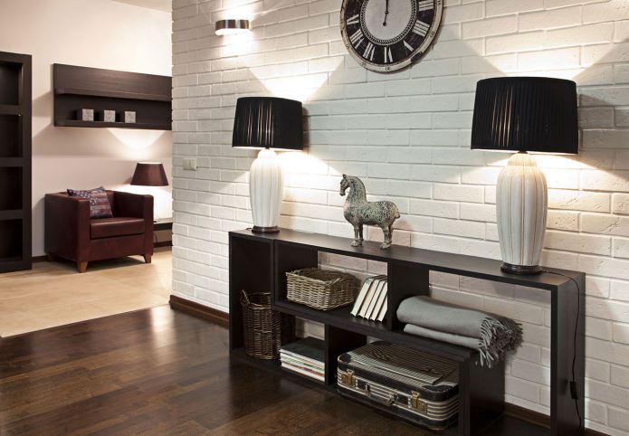 decorazione della parete con carta da parati in mattoni bianchi