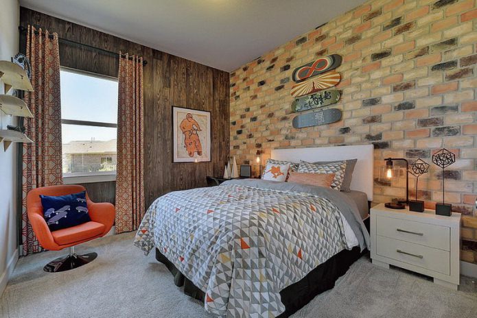 Design della camera da letto con carta da parati effetto mattoni