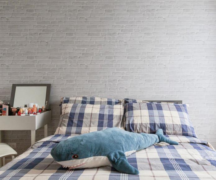 carta da parati a mattoni nell'interno della camera da letto