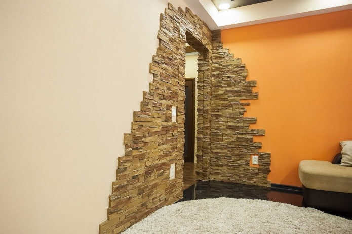 finitura decorativa in pietra di una porta d'ingresso negli interni
