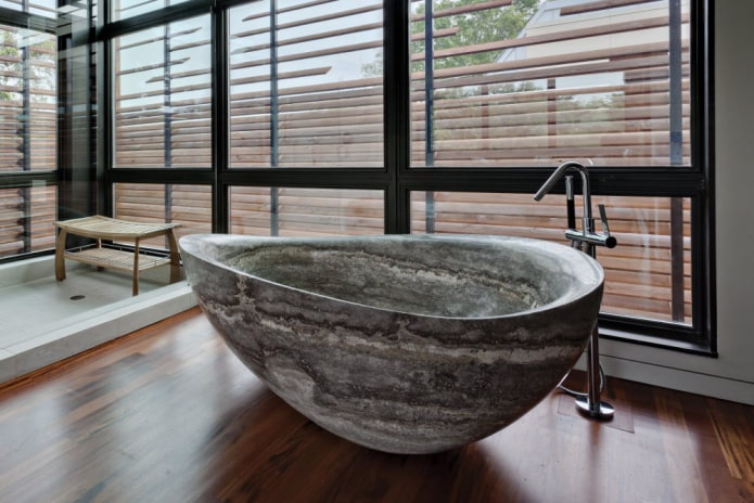 vasca da bagno decorativa in pietra all'interno