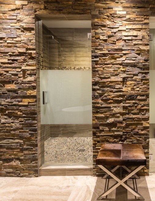 rifinitura in pietra decorativa della porta d'ingresso all'interno