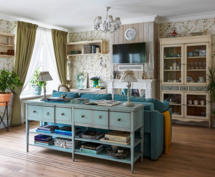 mobili antichi all'interno