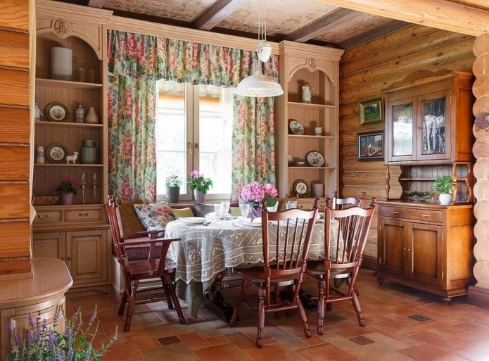credenza antica nella sala da pranzo