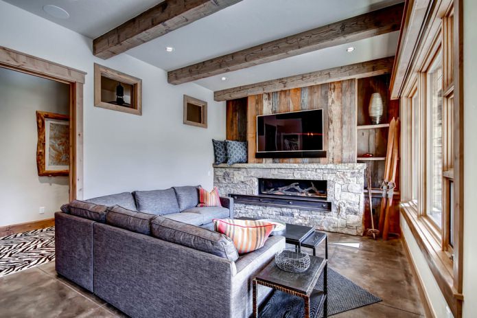 travi di legno su un soffitto bianco