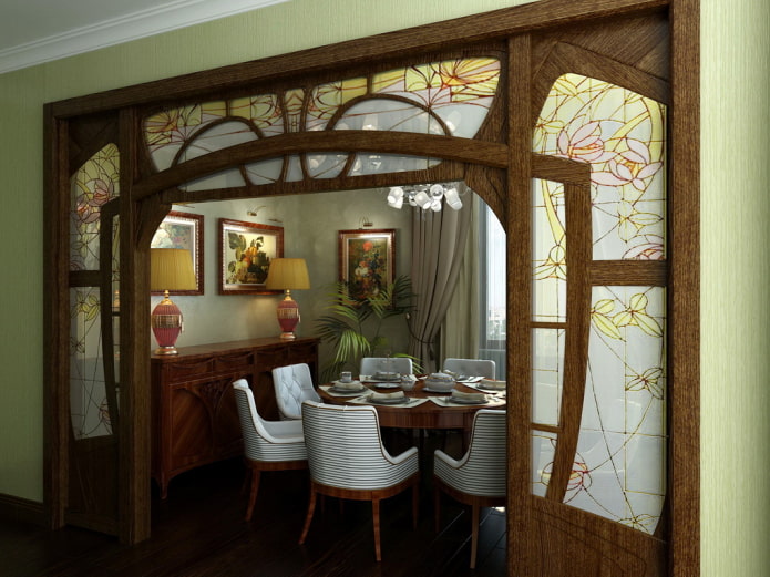 Arco in stile Art Nouveau con vetrate colorate