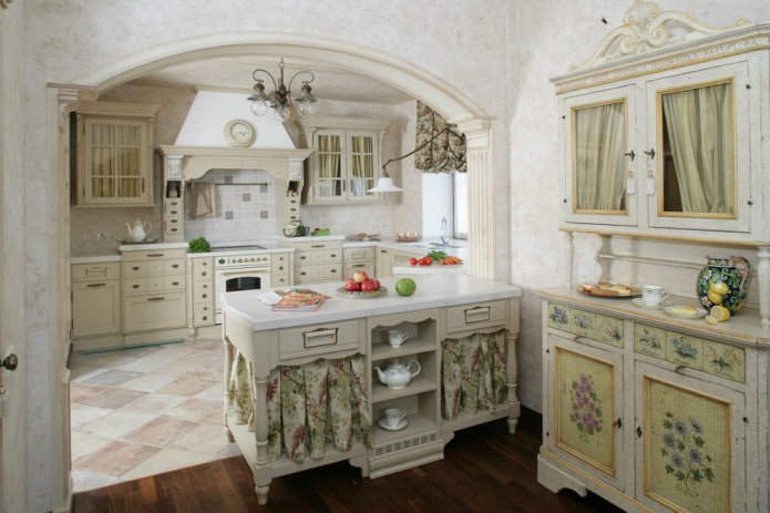 Interno in stile provenzale con arco