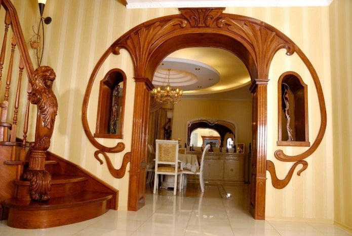 arco di legno curvato in stile Art Nouveau