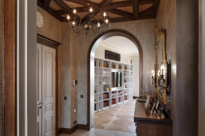 Corridoio in stile mediterraneo con arco