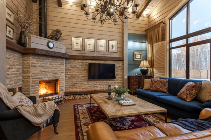tavolo in legno in un interno in stile country