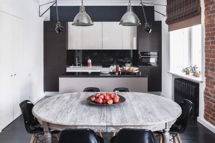 tavolo in legno grigio all'interno