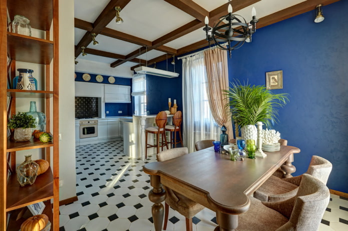 tavolo in legno nell'interno della cucina-sala da pranzo