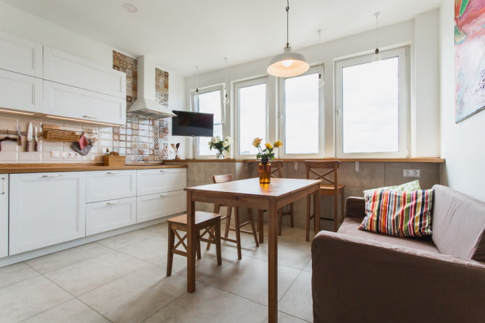 tavolo in legno all'interno della cucina