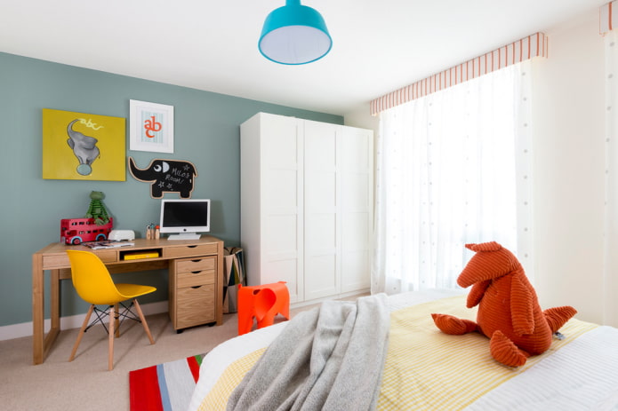 tavolo in legno all'interno della cameretta dei bambini