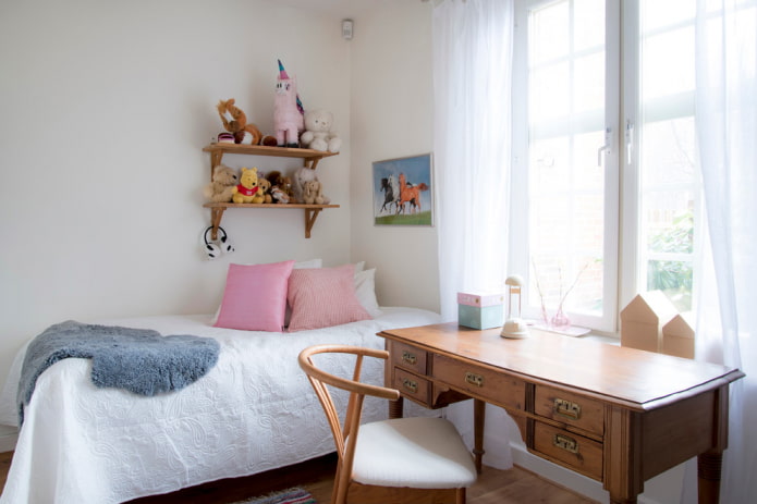 tavolo in legno marrone all'interno