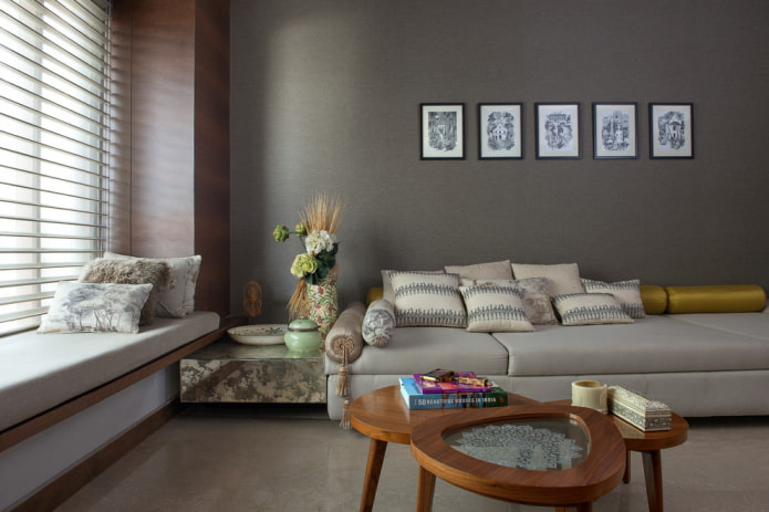 tavolo figurato in legno all'interno