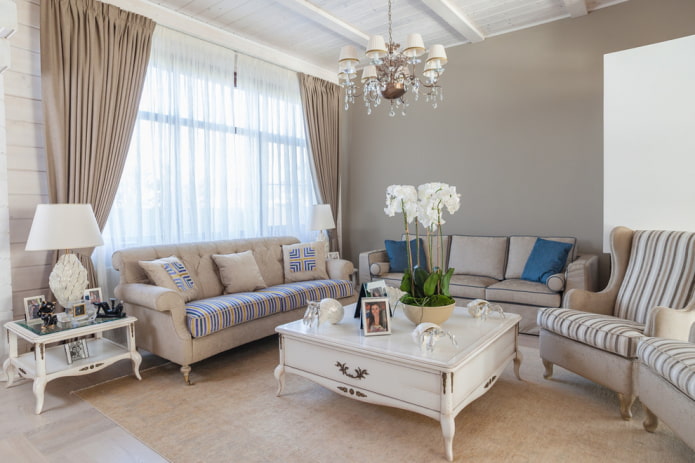 tavolo in legno bianco all'interno