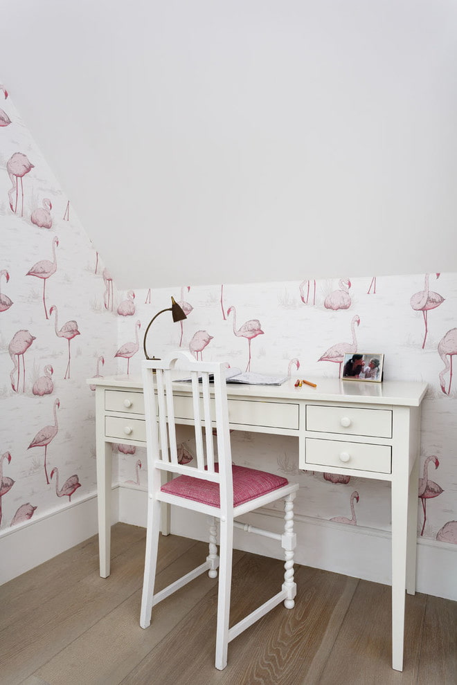 tavolo in legno bianco all'interno