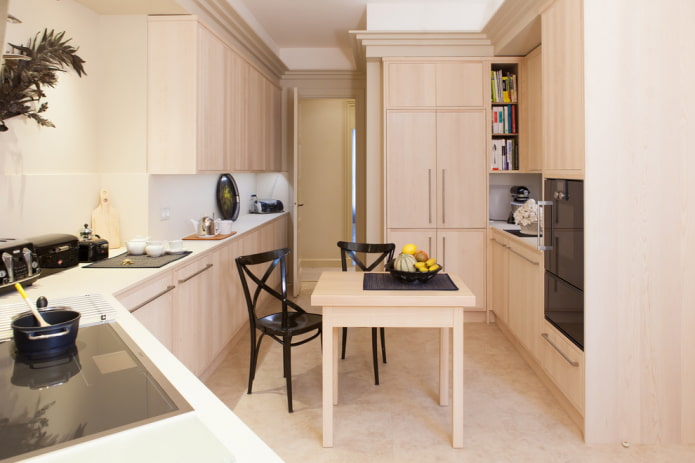tavolo quadrato in legno all'interno