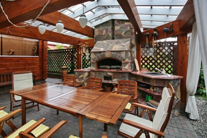 tavolo in legno nel gazebo