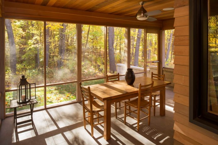 tavolo in legno in veranda