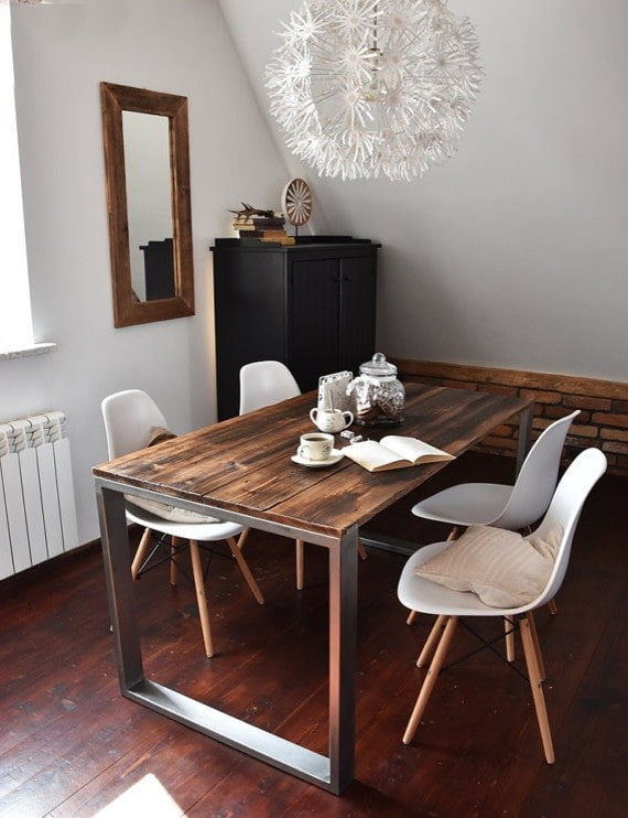 tavolo in assi all'interno