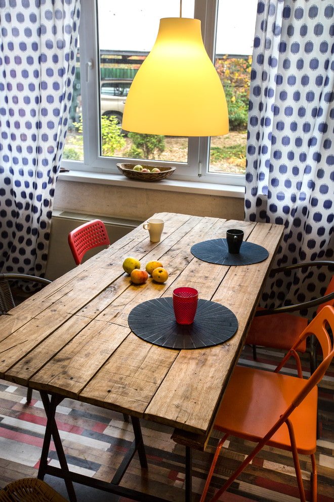 tavolo in assi all'interno