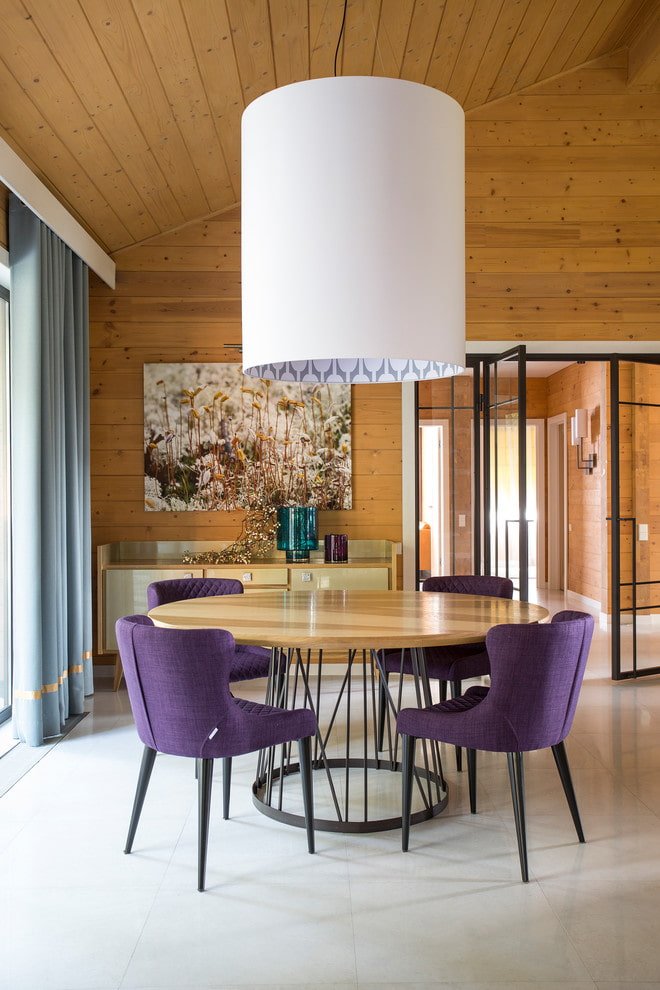 tavolo in legno con base in metallo all'interno