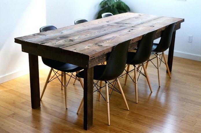 tavolo in legno carbonizzato all'interno