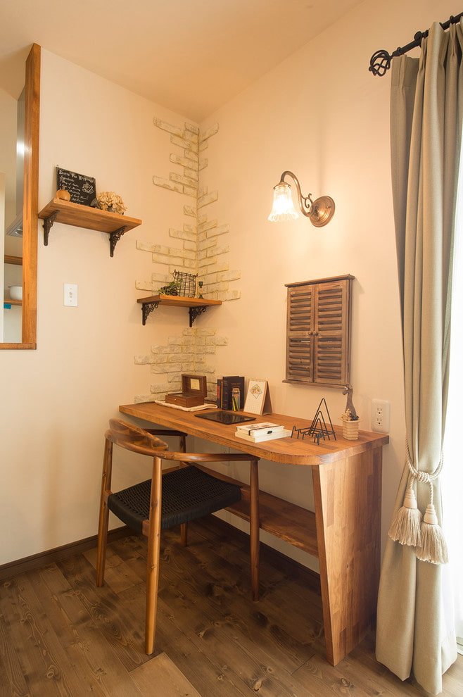 tavolo in legno marrone all'interno