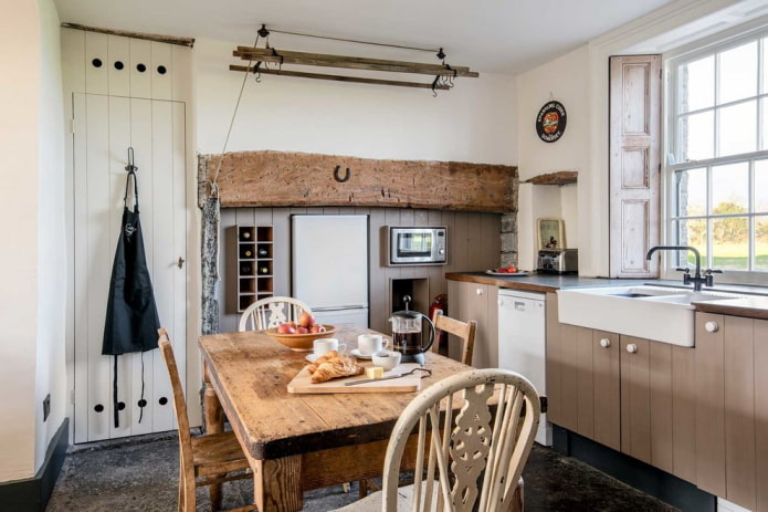tavolo antico in legno all'interno