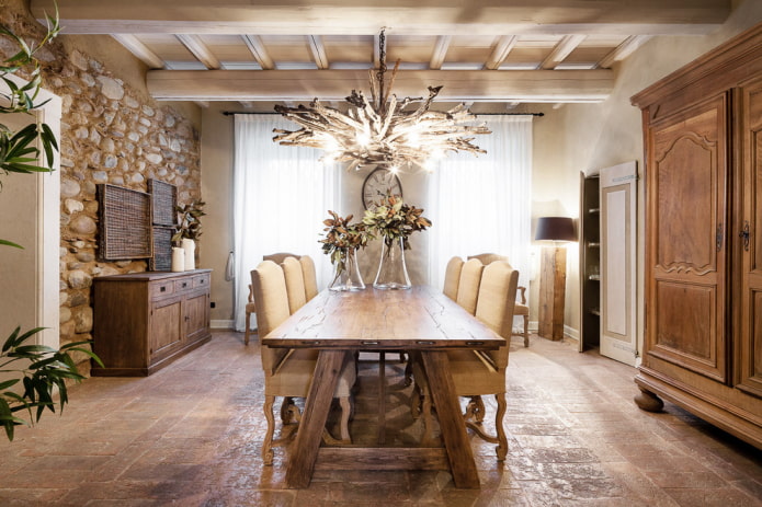 Tavolo in legno grezzo all'interno