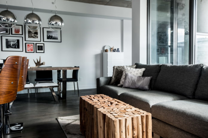 tavolo in legno all'interno del soggiorno